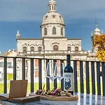 Wine & Books ホテル 5*